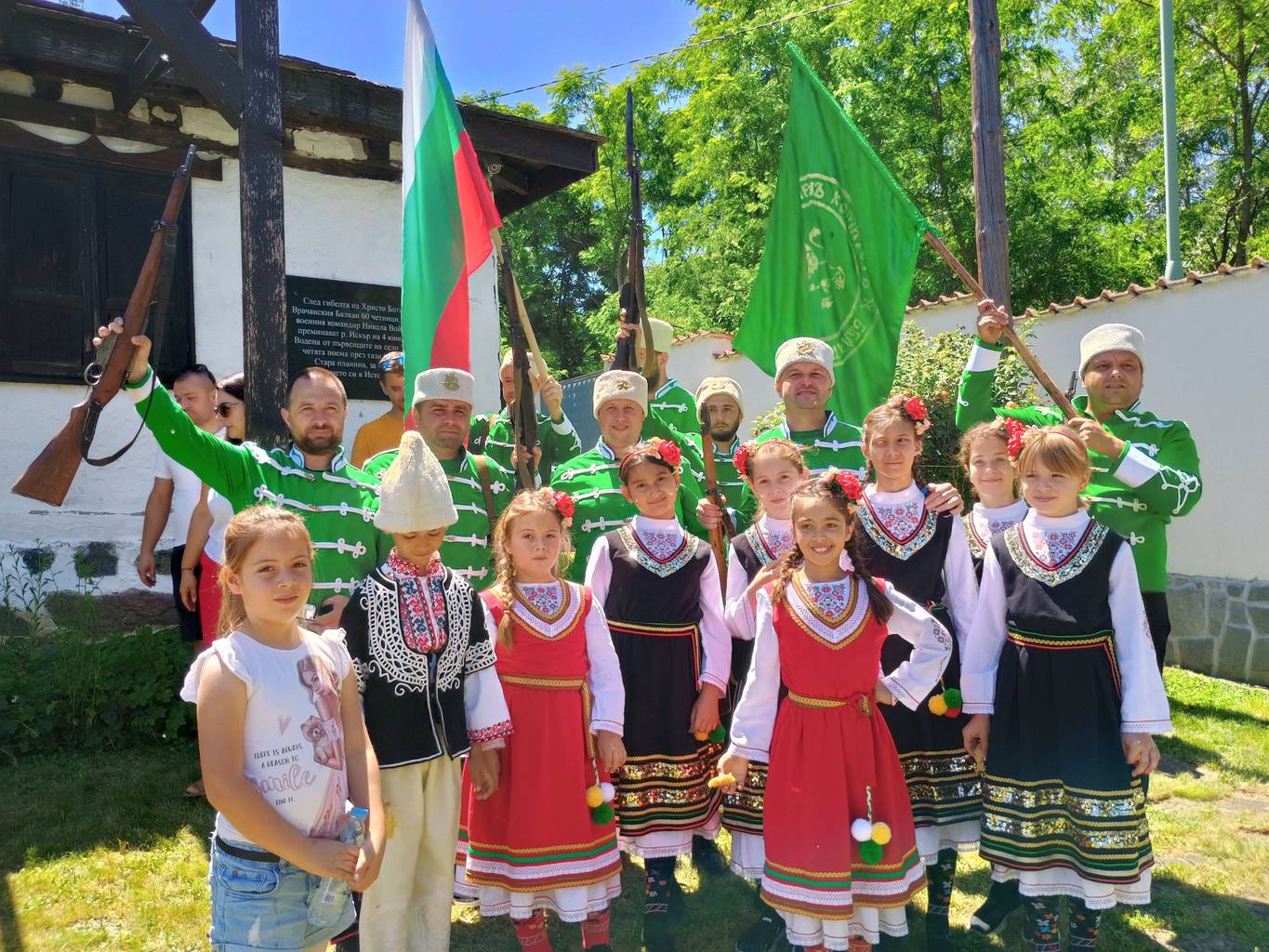  По традиция в разгара на фолклорния празник беше пресъздадено посрещането от родолюбиви зверичани през бунтовната пролет на 1876 година на група Ботеви четници, водени от военния пълководец Никола Войновски 